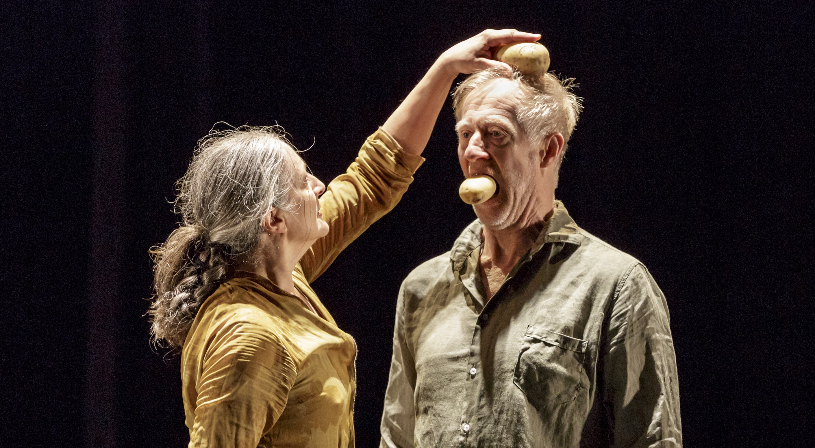 Bild på dansarna Mats Ek och Ana Laguna i duetten "Potatis" 2016. Hon håller en potatis ovanpå hans huvudoch han har en potatis i munnen.
