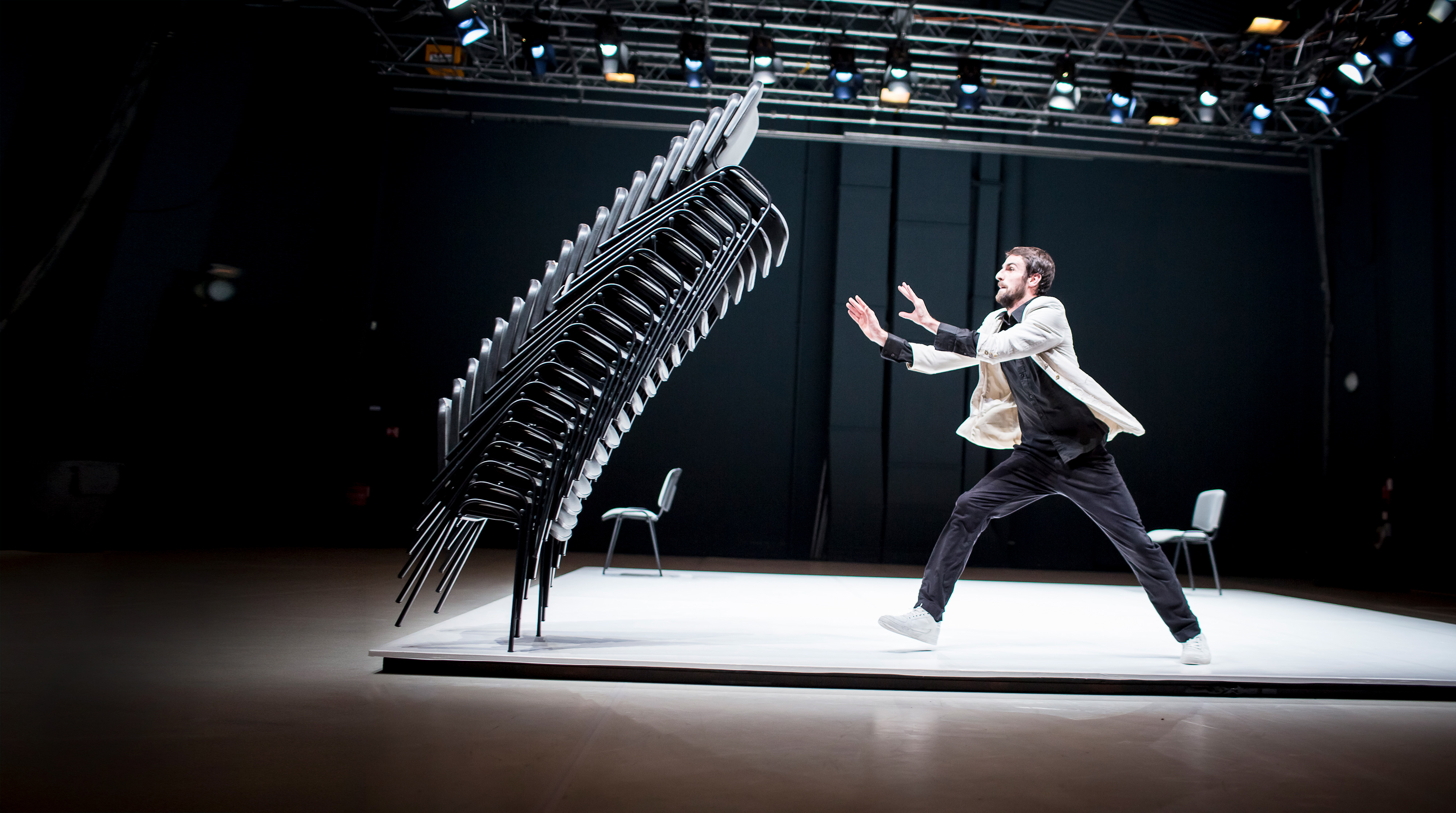 Viktor Cernicky på scen med staplade stolar